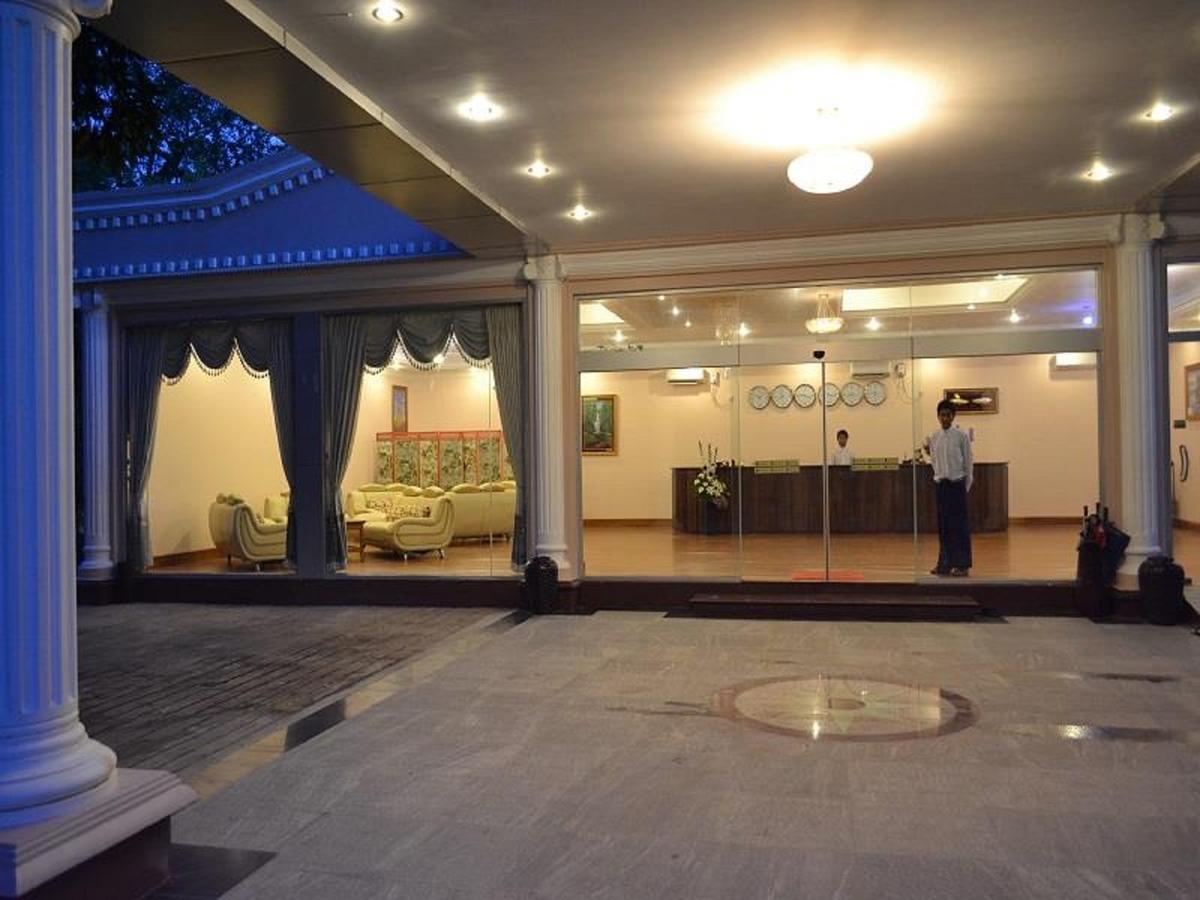 Famous Hotel Баго Екстериор снимка