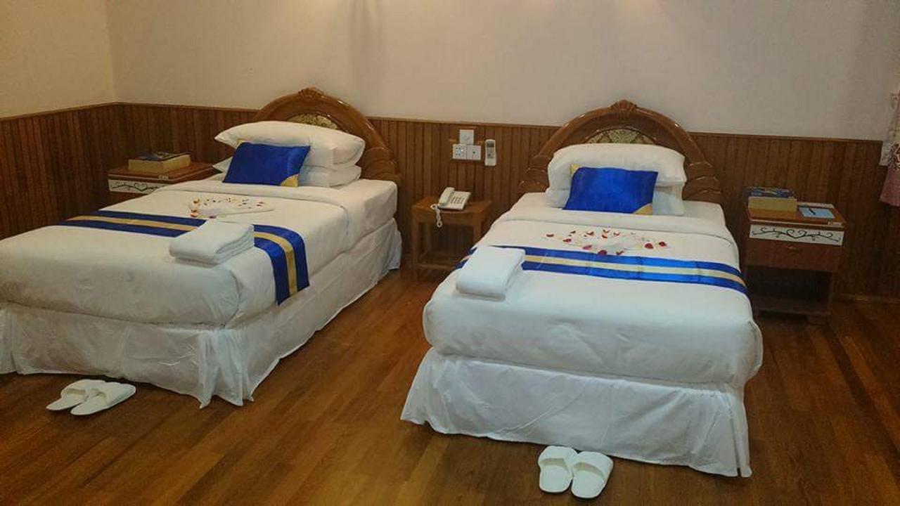 Famous Hotel Баго Екстериор снимка