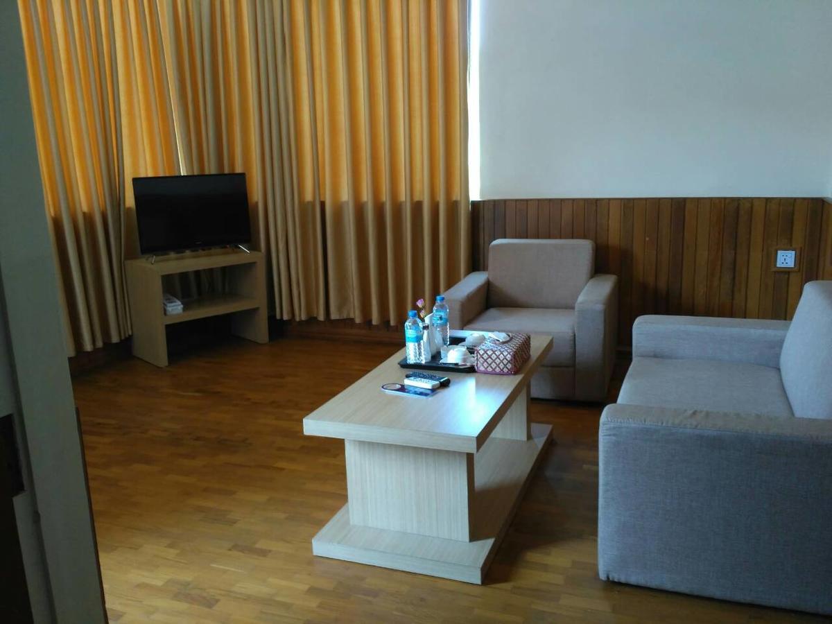 Famous Hotel Баго Екстериор снимка