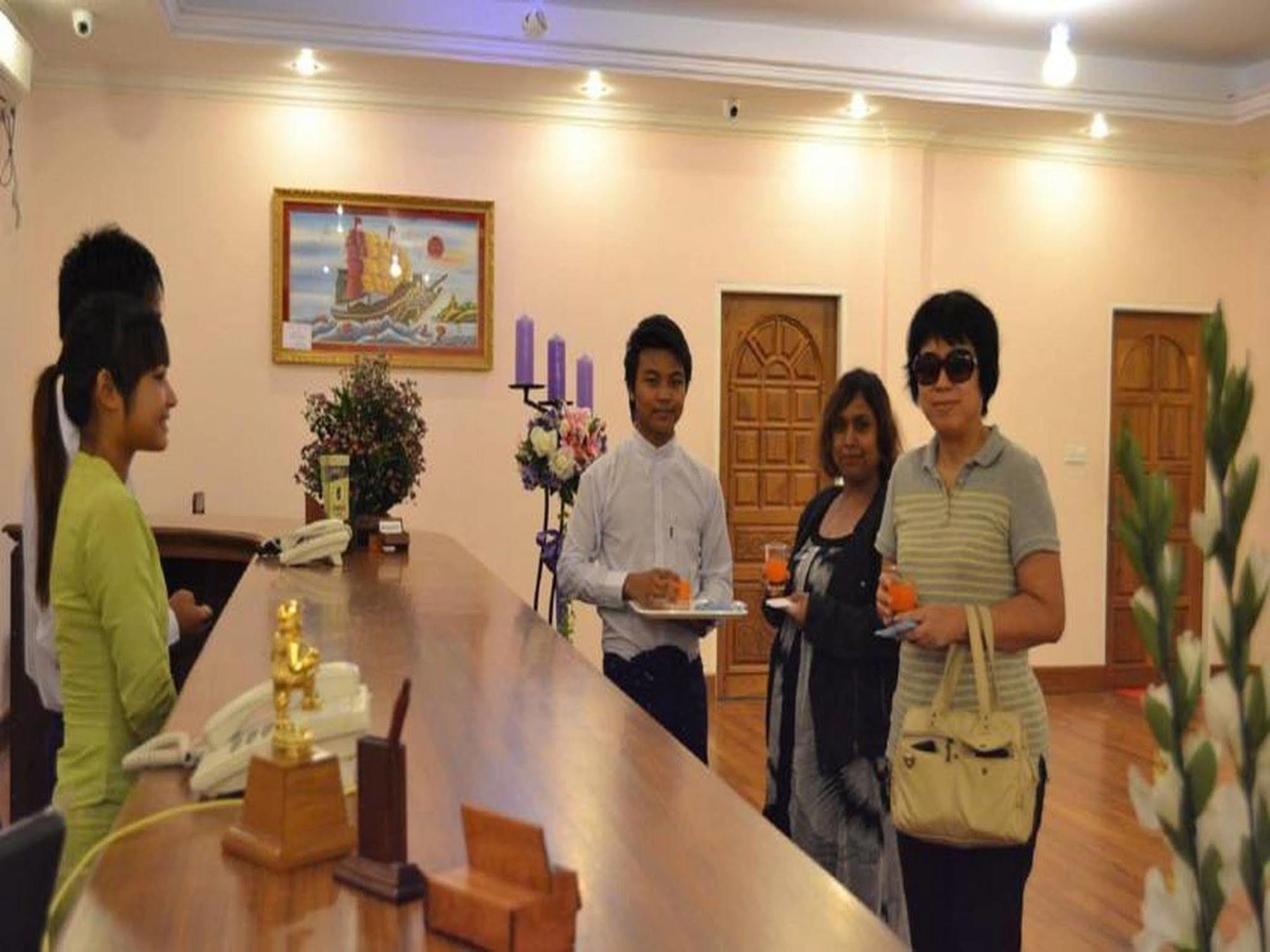 Famous Hotel Баго Екстериор снимка
