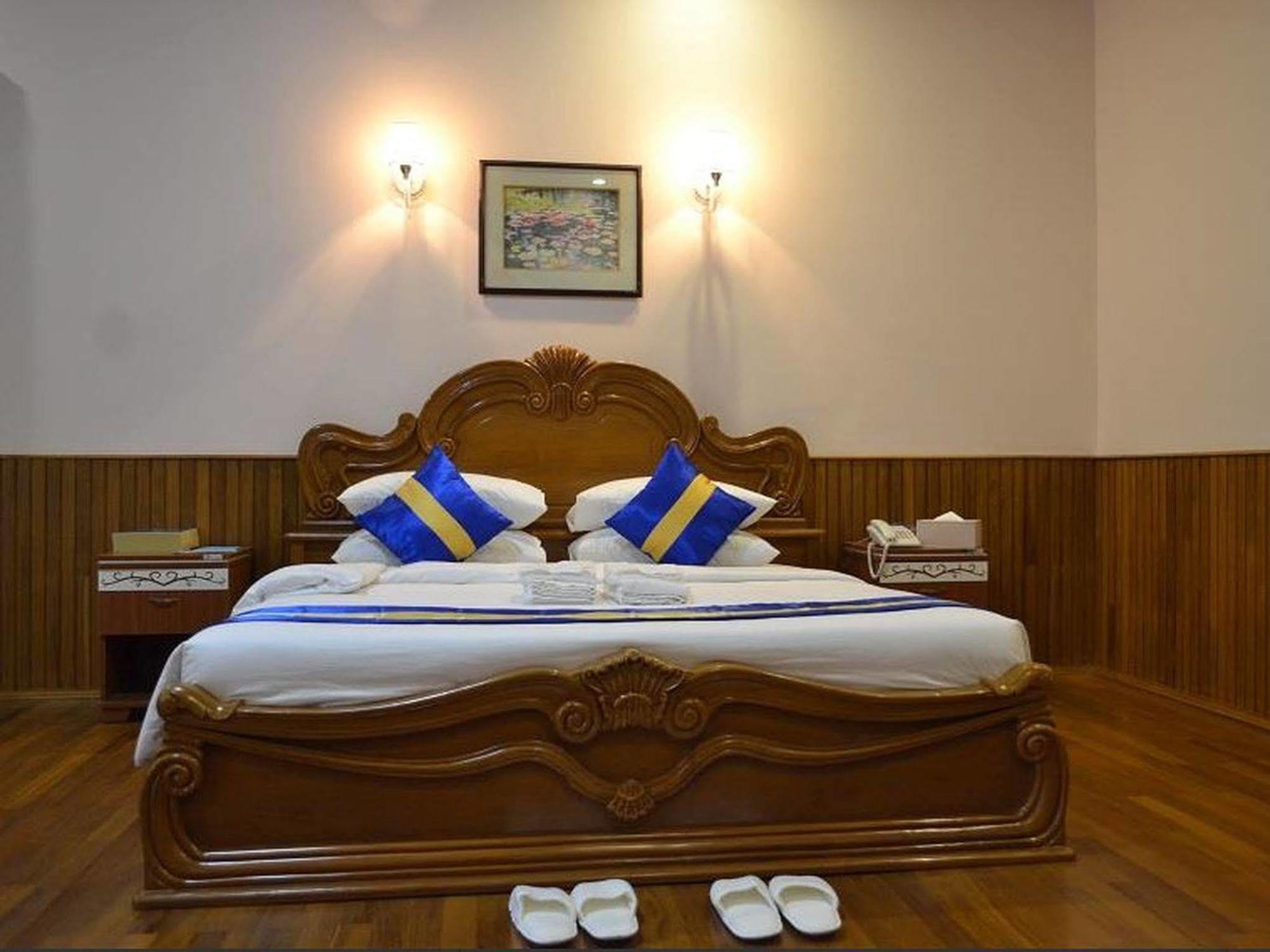 Famous Hotel Баго Екстериор снимка