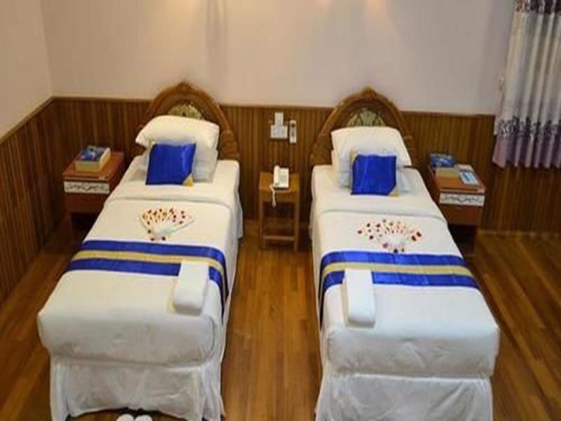 Famous Hotel Баго Екстериор снимка