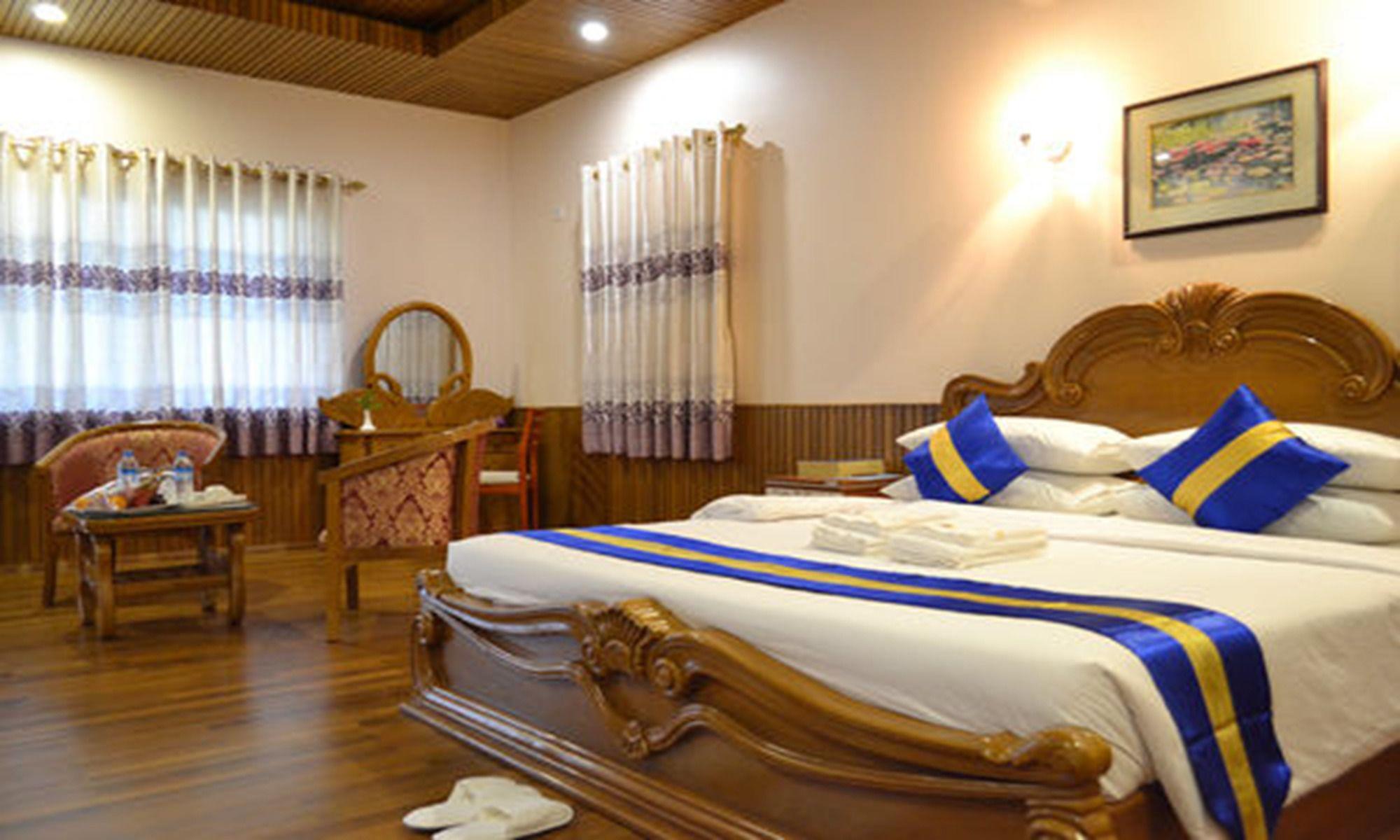 Famous Hotel Баго Екстериор снимка